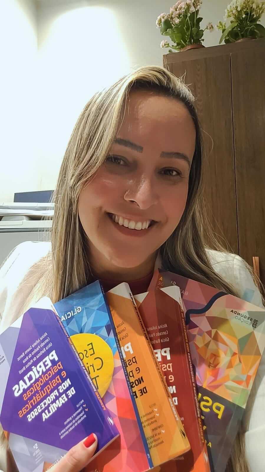 Imagem da Psicóloga Kelly Barbosa no sofá